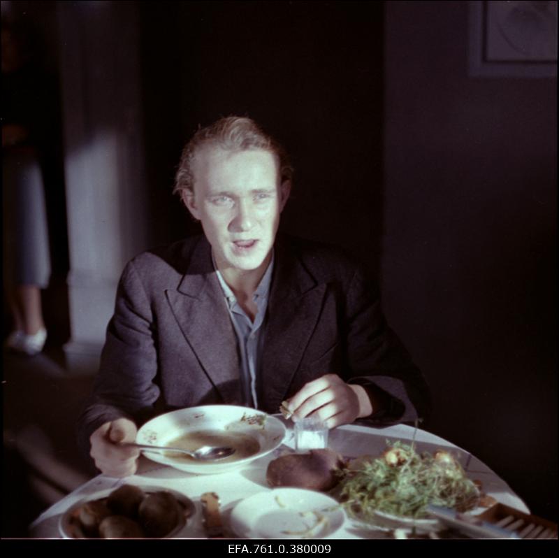 Stseen filmist "Metskannikesed". Tõnu rollis Arvo Kukumägi