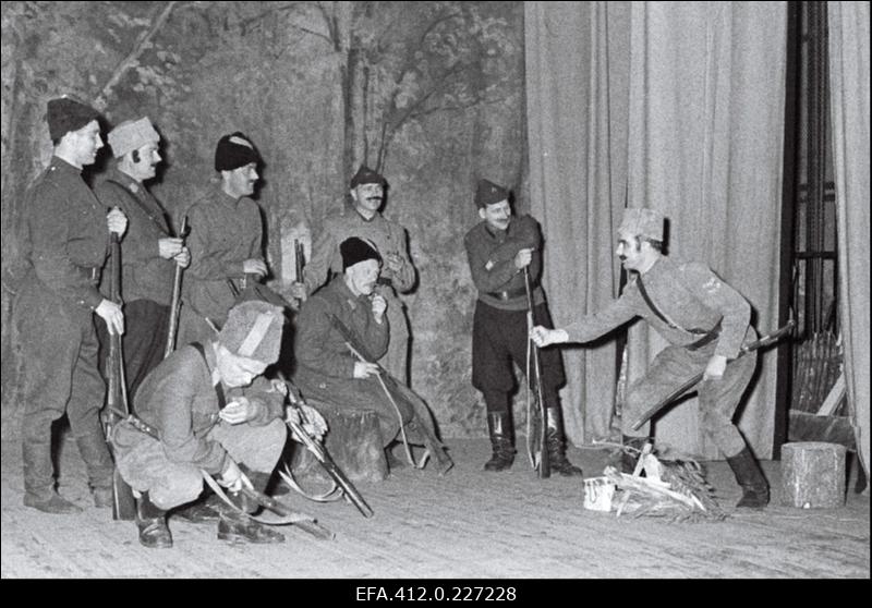 Rapla raj Märjamaa Kultuurimaja näitering kunstilise isetegevuse festivalil esitamas Aleksandrovi operetti "Pulmad Malinovkas".