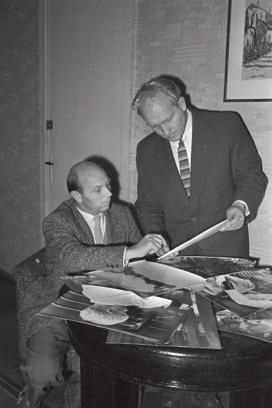 J. Tombi nimelise Kultuurihoone direktor V. Saviauk ja fotoklubi aseesimees A. Kimberg vaatavad näitusele „Meie tänapäev“ saadetud töid.