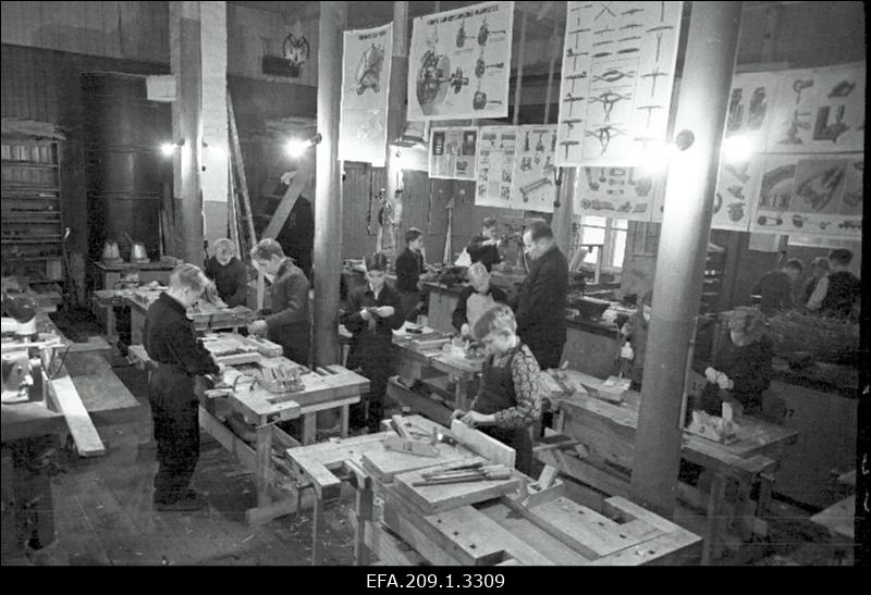 Pärnu 4.Keskkooli õpilased koolipuutöökojas.