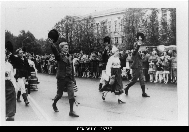 Kunstipeost Narvas osavõtjate rongkäik.