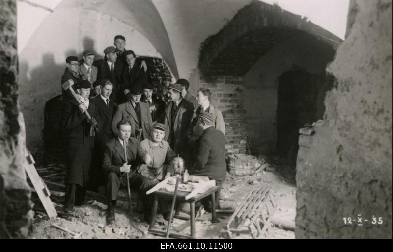 Korporatsion Vironia liikmed konvendihoone renoveeritavas keldris.