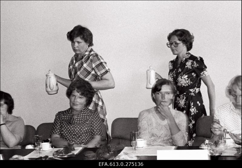 "Klementis" sotskohustuste allakirjutamine (koos minister Kraft, asetäitja Rebane ja Vabariigi ametiühingu komitee esimees J. Veskimäe).