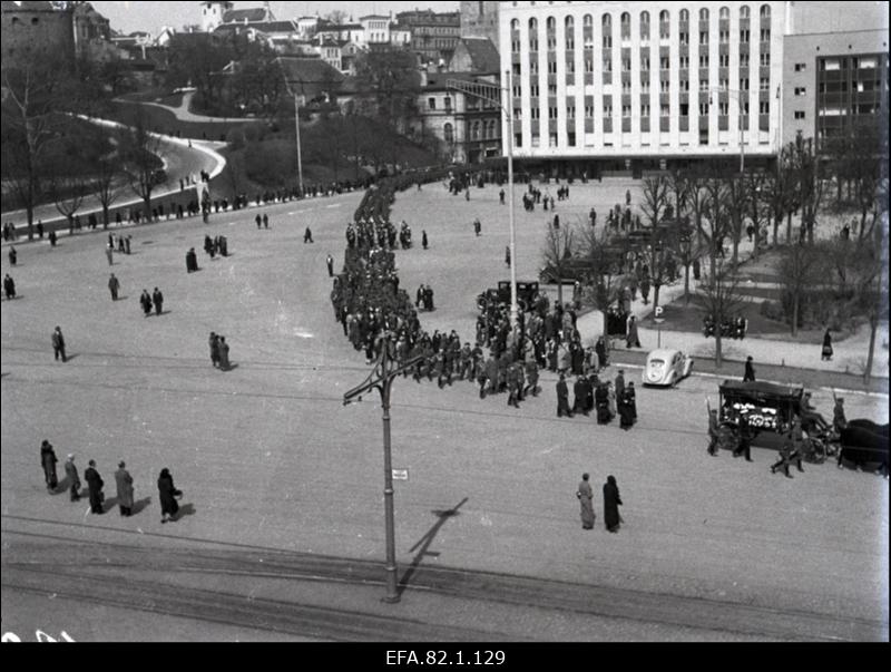 Sõjavägede Staabi IV osakonna ülema kolonelleitnant Otto Jaansoo matuserong Vabadusväljakul.