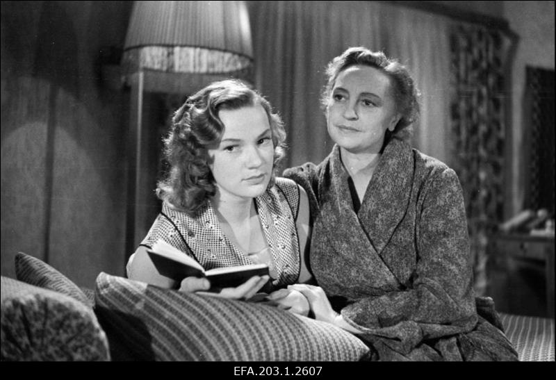 Kaader filmistuudio Tallinnfilm mängufilmist Kutsumata külalised, (vasakult) Hilda - Hilja Varem, Aino Talvi.