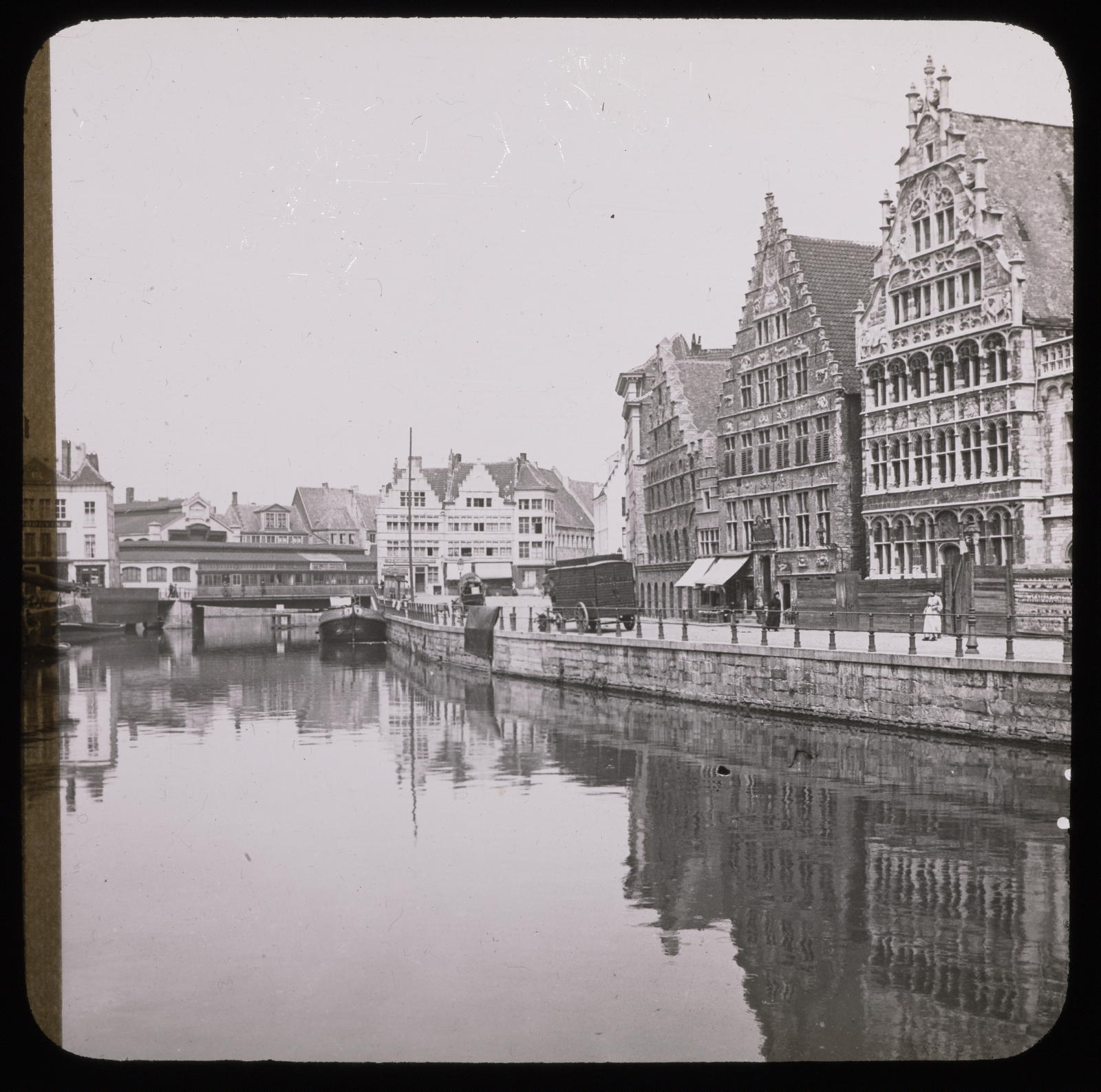 Gand, maison sur le quai aux Rerlies Mazo, E. - Ghent (Belgium). Canal with boats, shore and houses.