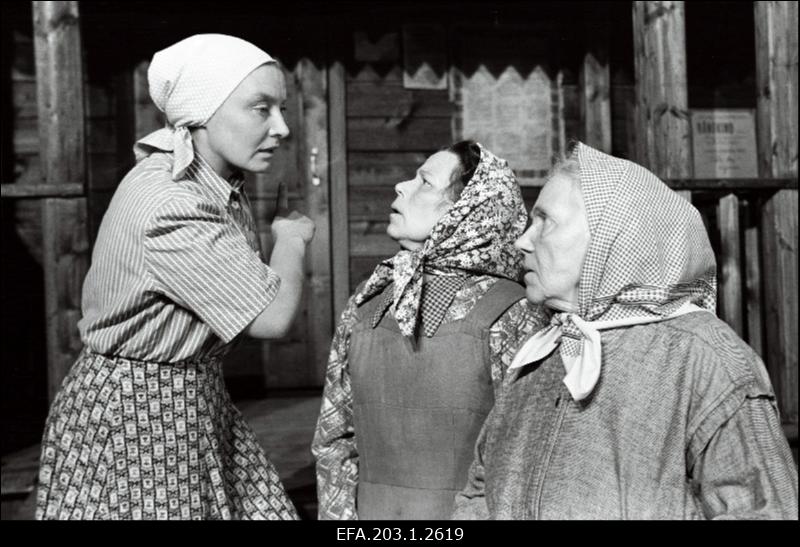 Kaader filmistuudioTallinnfilm mängufilmist Pöördel, (vasakult) Evi Rauer, Salme Reek, Betty Kuuskemaa.