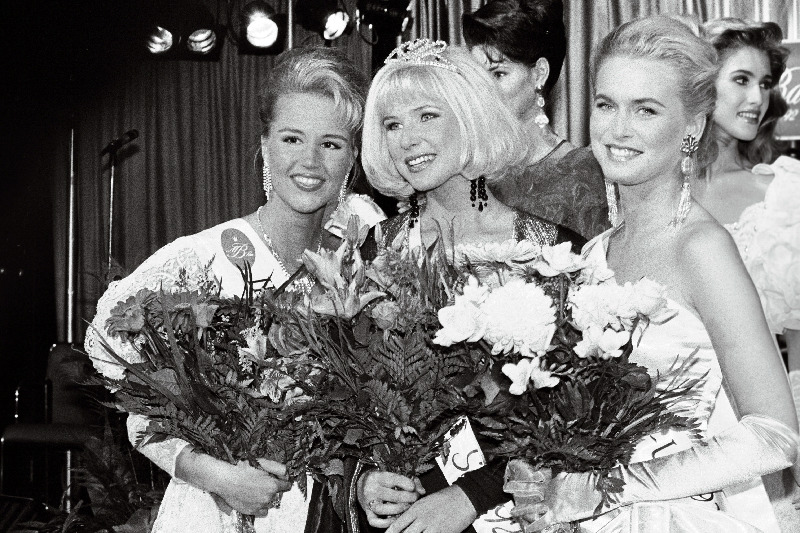 Miss Baltic Sea 1992.a. võitja Liis Tappo, esimene printsess Charlotte Wallden Rootsist ja teine printsess Terhi Hilinen (vasakul) Soomest.