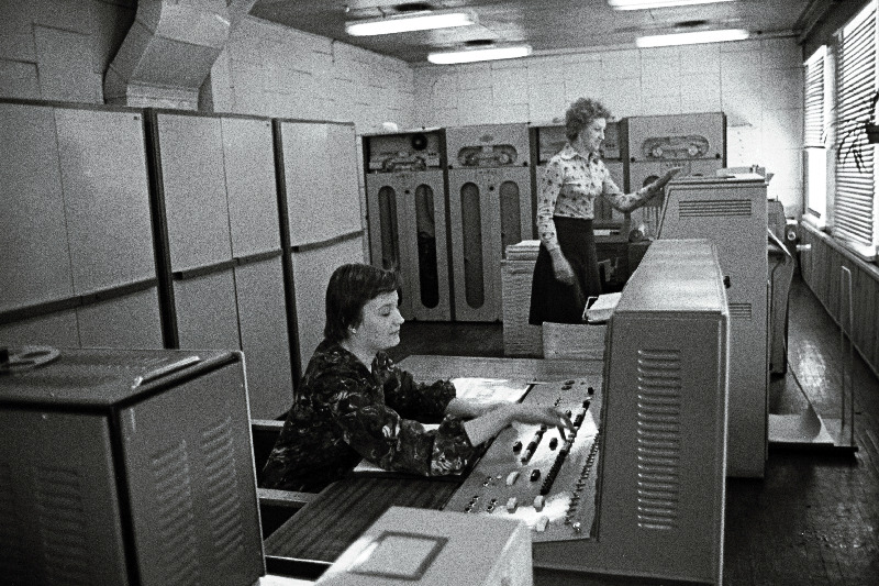 Tootmiskoondise "Talleks" arvutuskeskuse elektronarvuti juures on operaator Tatjana Sukalova ja vaneminsener-programmeerija Olga Anossova.