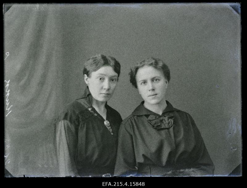 Kaks naist, (foto tellija Kukk).