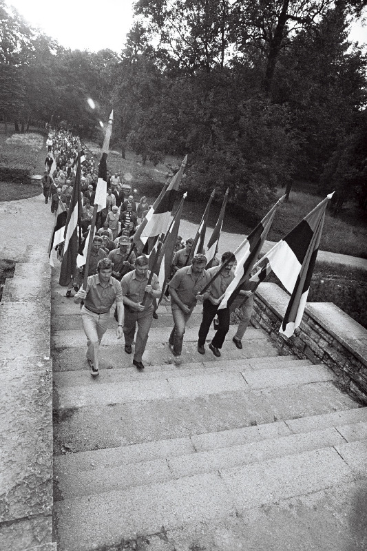 Eesti ja Läti jalgpalli rahvuskoondiste kohtumisest osavõtjad teel Kadrioru lossi juurde pärast 50- aastast vaheaega.