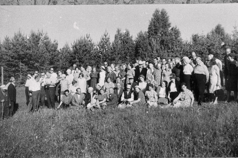 Kodu-uurijad Vellavere mäel.