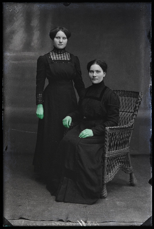 Kaks naist, (foto tellija Raakmann).