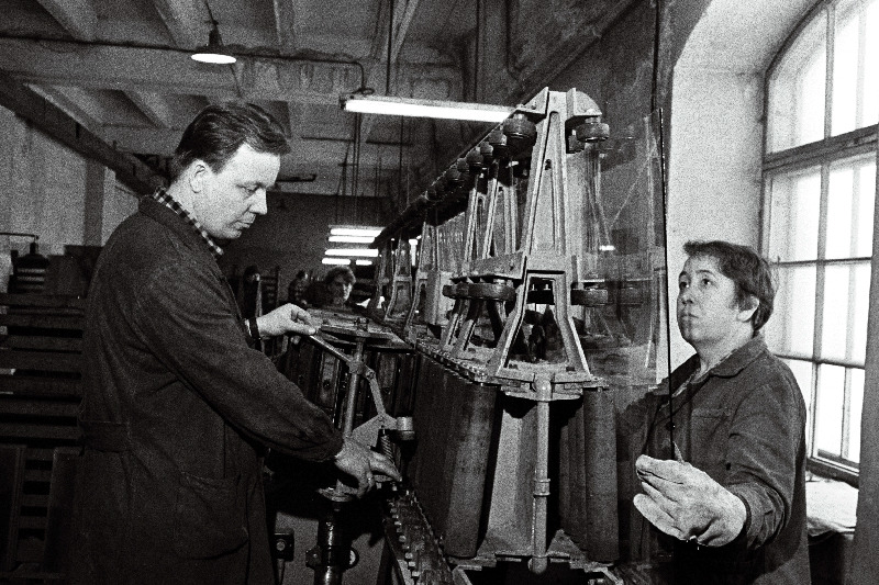 Tallinna Vineeri- ja Mööblikombinaadi peeglitsehhi klaasilihvija Niina Feodoraeva ja mehaanik kommunistliku töö eesrindlane Kaljo Koitjärv.