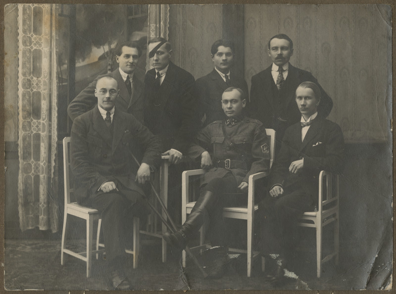 Aleksander Ivan (teine rida, vasakult esimene) koos Vigastatud Sõjameeste Ühingu liikmetega