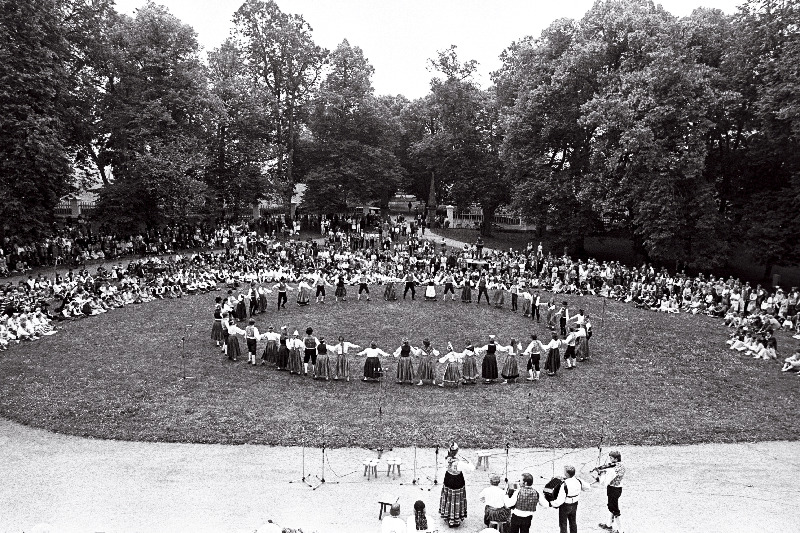 Lahemaa Rahvuspargi 15. aastapäevale pühendatud folklooripidu Viru säru Palmse mõisahoone ees.