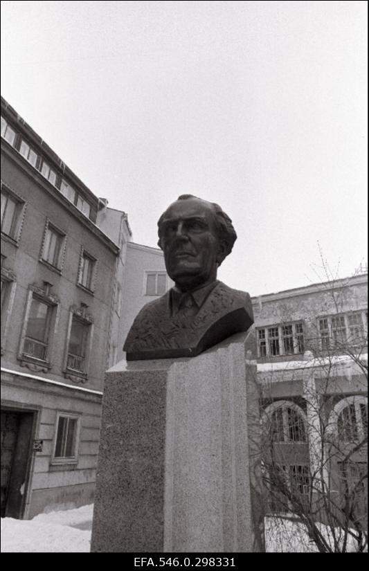 Heino Elleri (büst)  monument.