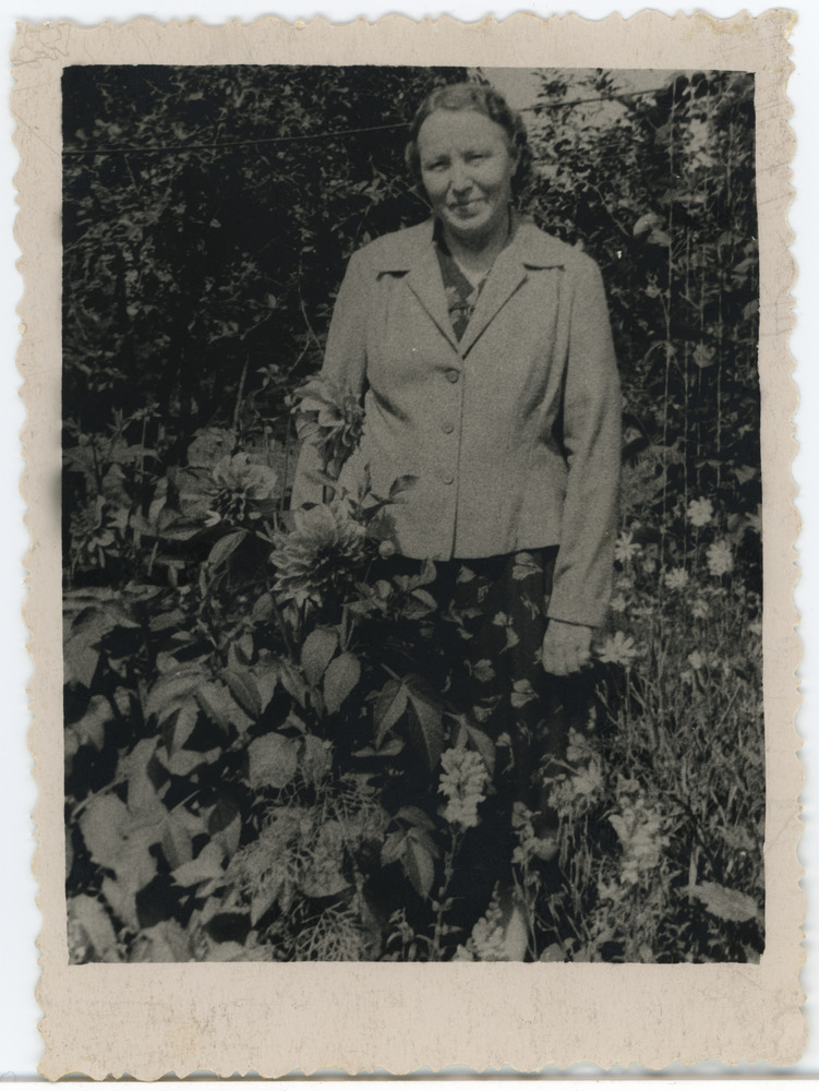 Emilie Rosalie Matsi Aegviidus lillede keskel