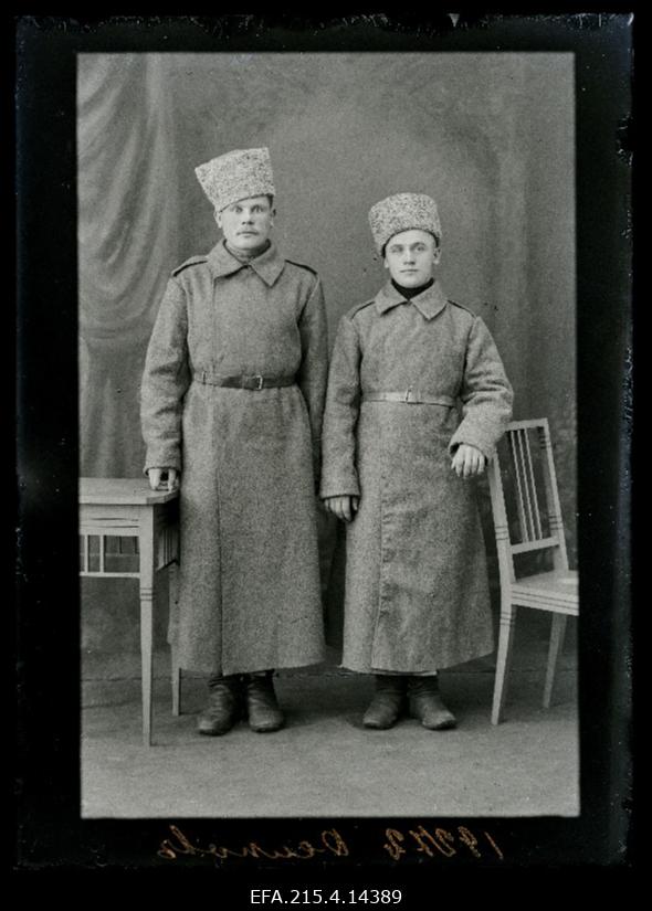 Kaks sõjaväelast, (foto tellija Osipoff [Osipov, Ossipov]).