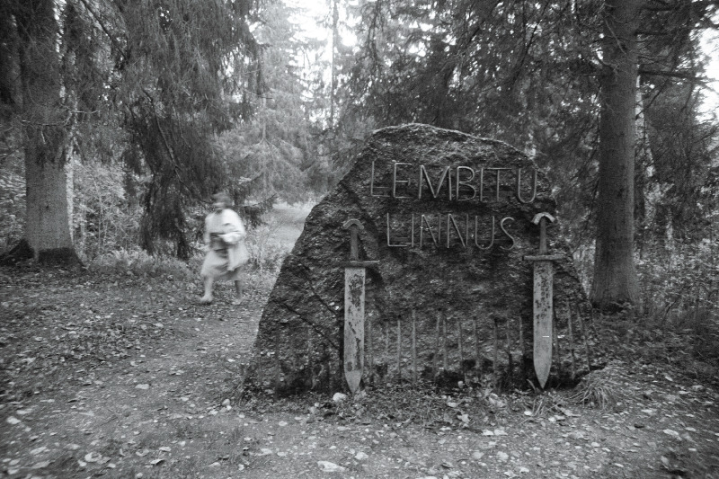 Lembitu linnuse mälestuskivi.