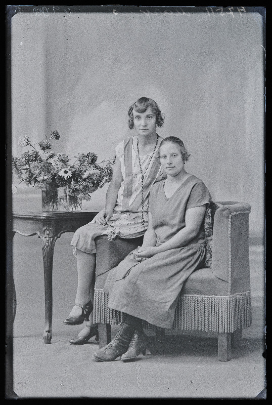 Kaks naist, (foto tellija Olga Markus).