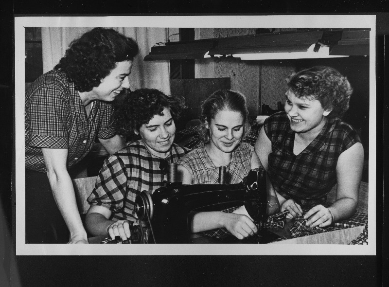 Tartu Õmblusvabrik Sangar kommunistliku töö brigaadi aktivistid Leida Pašenkova, Raja Semjonova, Naima Kask ja Ljudmilla Kala.