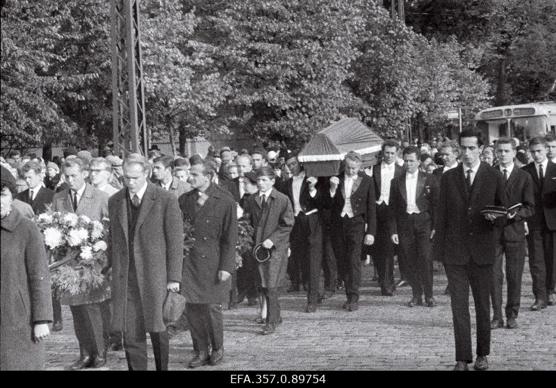 Laulja ENSV rahvakunstnik Aleksander Arderi matuserongkäik Estonia puiesteel.