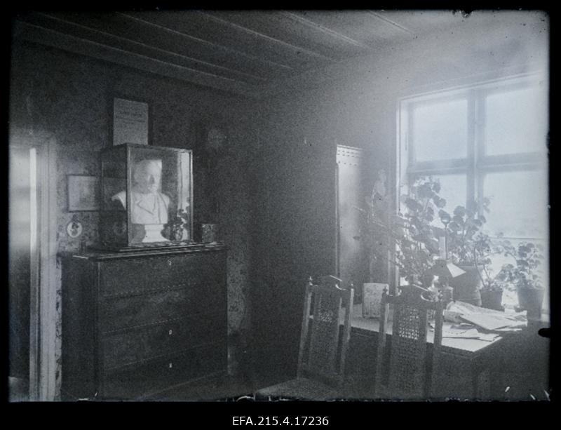 Kirjaniku ja koolmeistri Friedrich Kuhlbarsi büst (skulptor A. Weizenberg) töökabinetis, (foto tellija Muri).