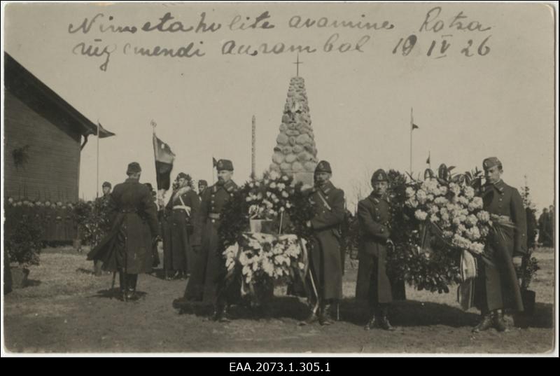 Nimetahvlite avamine ja pärgade panek Ratsarügemendi ausamba juures Tartus 12.04.1926