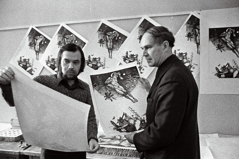 Eesti NSV Kunstiinstituudi õppejõud professor Evald Okas ja kunstiinstituudi diplomand N. Stanisevski (vasakul).