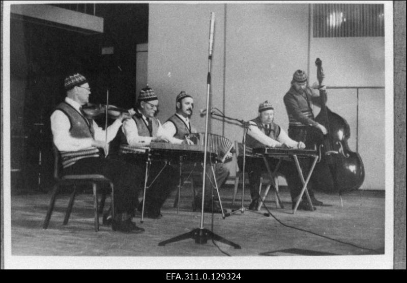 Tartu ja Põlva kolhoosiehitajate ühisel aastspäevapeol "Vanemuise" kontserdisaalis esineb Tartu Kolhooside Ehituskontori 
külakapell "Kivihallid".