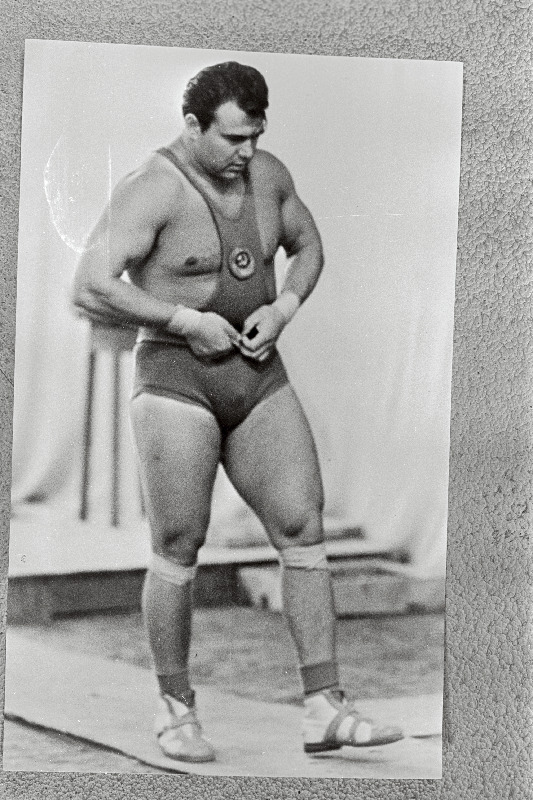 Tõstja Jaan Talts võistlemas.