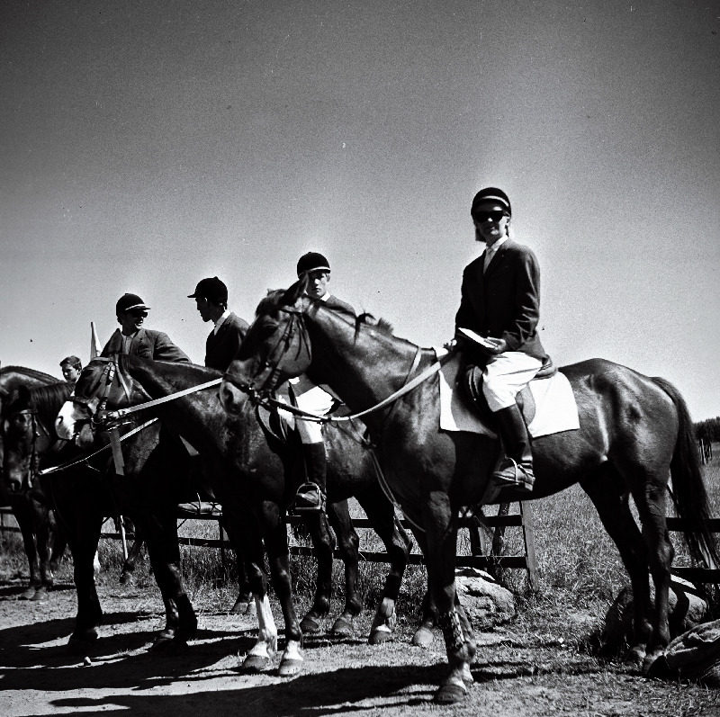 Viljandis toimunud ratsutamisvõistlustest osavõtnud Tartu rajooni võistkond võistluste lõpetamisel.