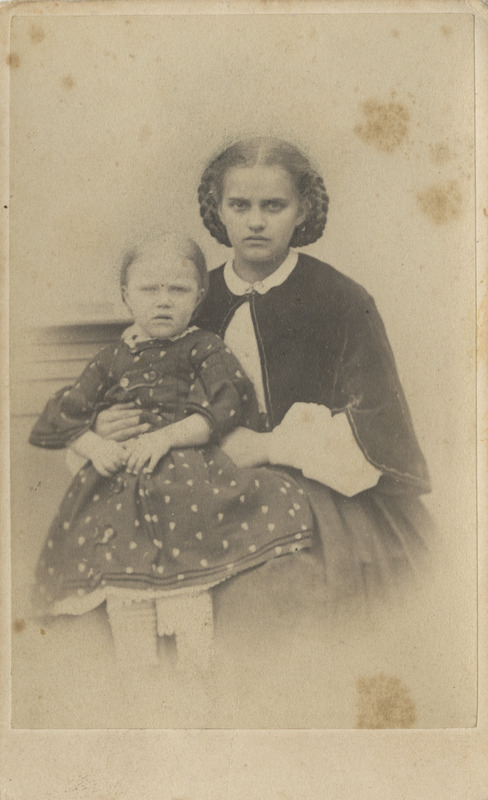Noor naine lapsega, portreefoto