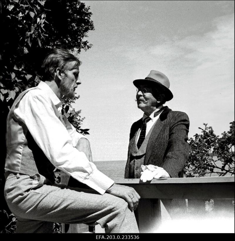 Stseen Tallinnfilmi mängufilmist "Doktor Stockmann". Vestlevad Toomas Stockmann (Lembit Ulfsak) ja Aslaksen (Heino Mandri).