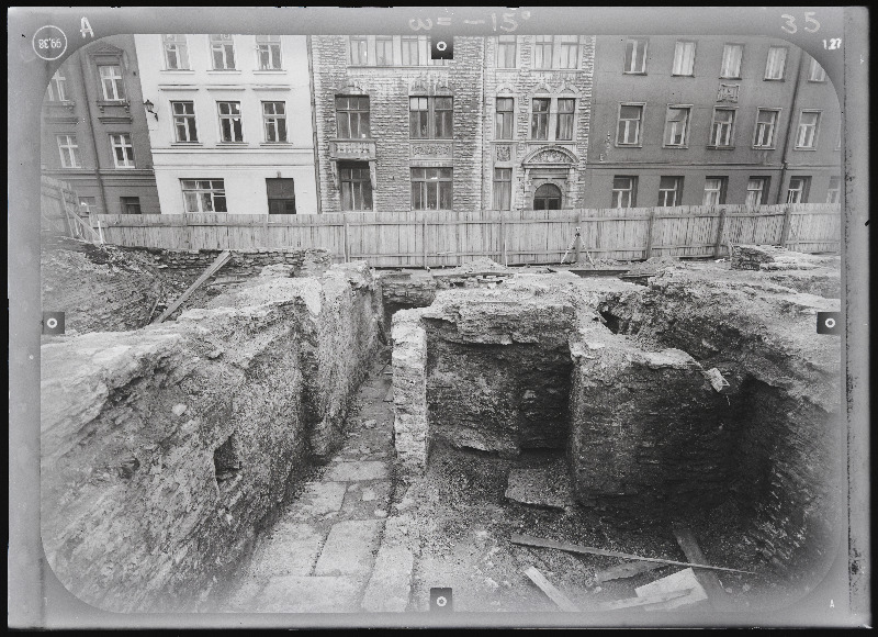 Tallinn. Kvartal nr 37. Ehitusarheoloogia. Harju tänava stereofotogramm-meetriline mõõdistamine.
