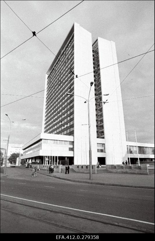 Hotell "Viru" õhtupäikeses.