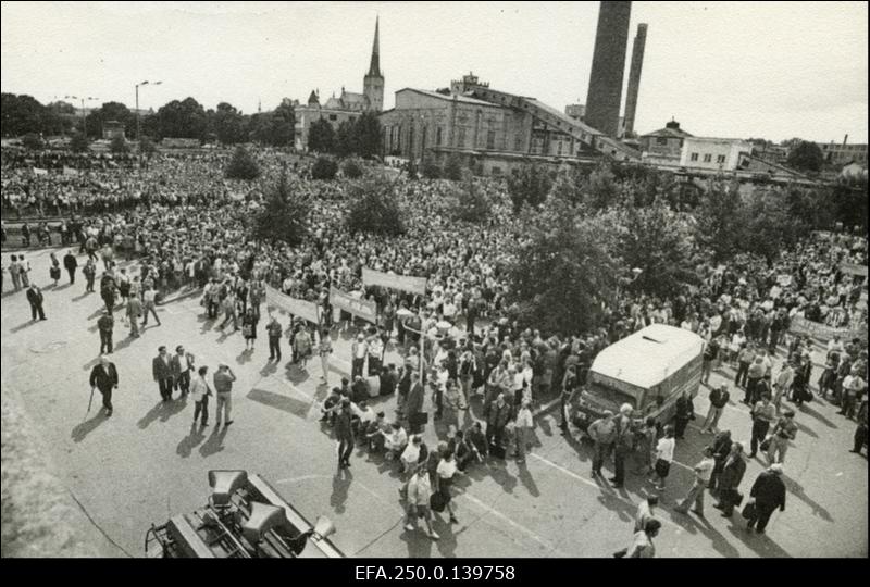 Eesti NSV Töökollektiivide Ühendnõukogu ja interliikumise korraldatud miiting Linnahalli juures.