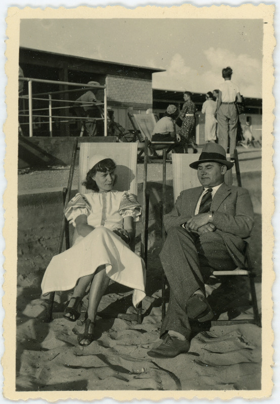 Johannes Vares ja Emilie Vares rannal lamamistoolidel