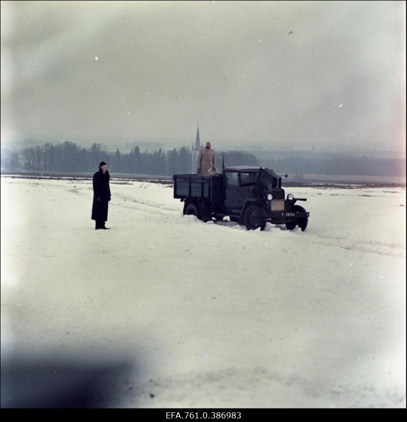 Filmi "Äratus" filmimine. Sulev Luik Linnamehe ja Kaljo Kiisk Mõistuse Jaani osas. Veoauto lumisel põllul Torma kiriku taustal.