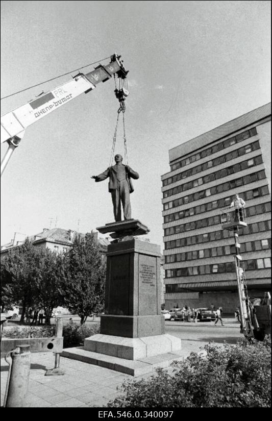 Lenini monumendi eemaldamine Tallinnas Rävala puiesteel.