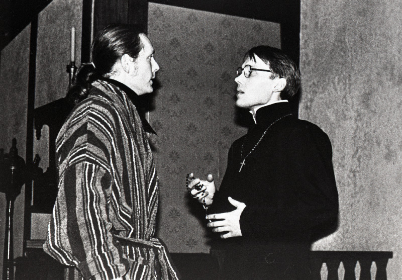 Stseen Robert Thomas´e detektiivnäidendist “Lõks” RAT “Vanemuises”. Daniel-Andres Dvinjaninov (vasakul), Maximin - Rain Simmul.