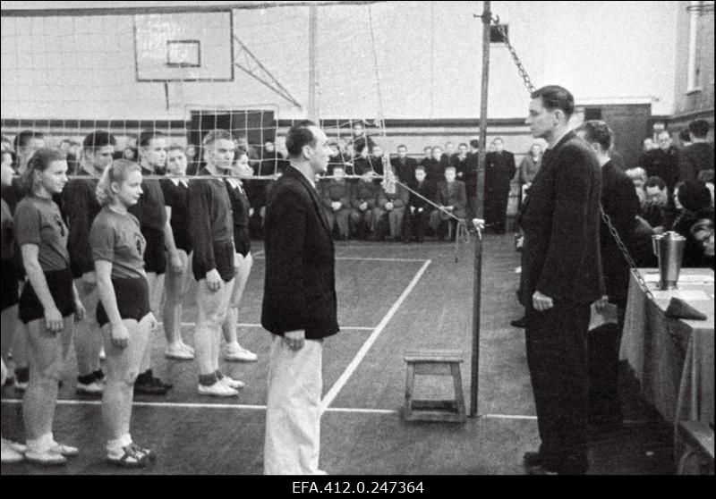 Võrkpallivõistlused Tallinna Ehitustehnikumi võimlas.