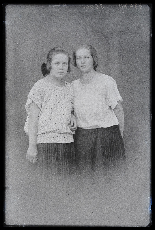 Kaks naist, (foto tellija Ilves).