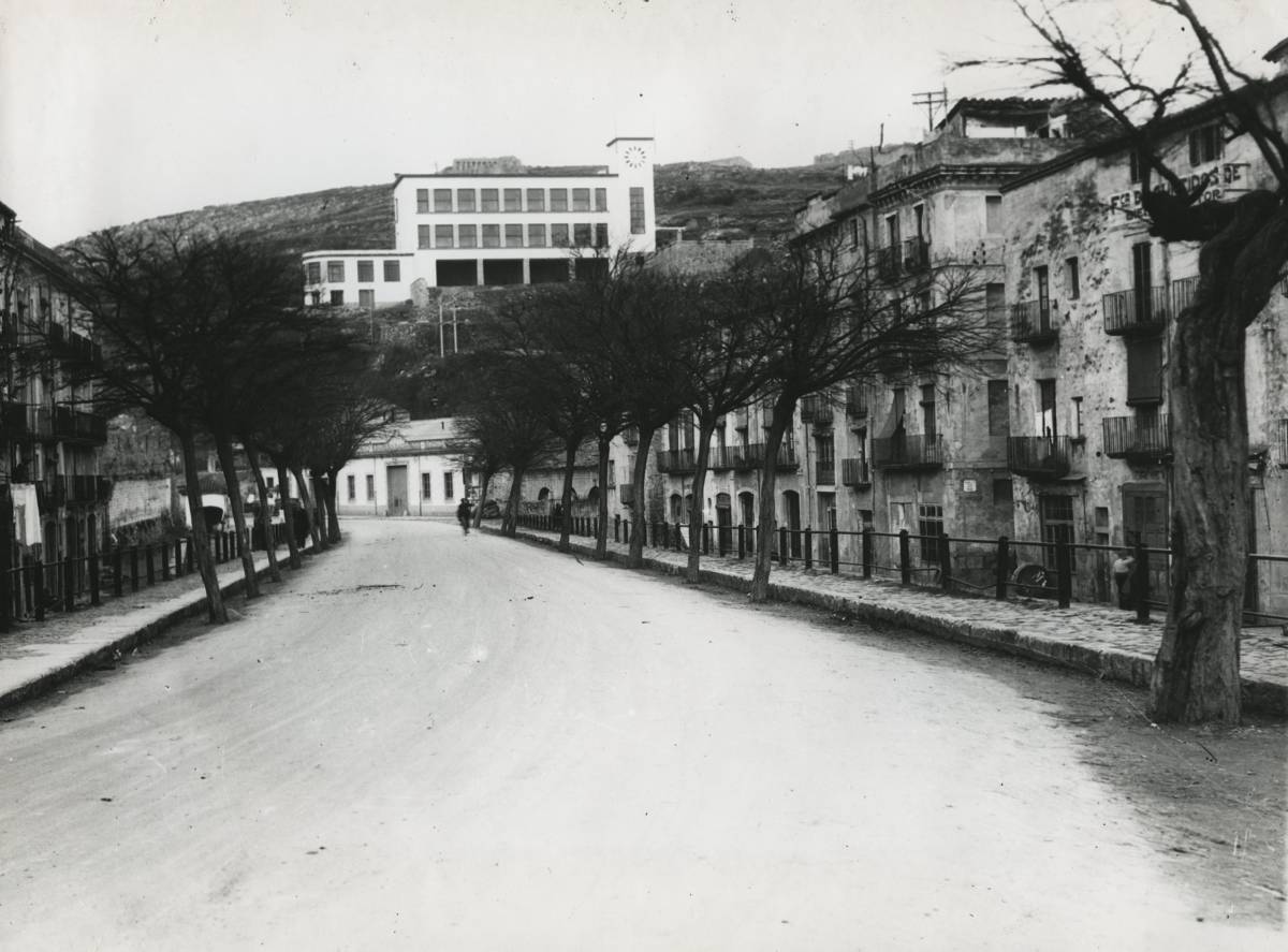 [St Peter’s Square] - The Plaza de San Pedro with the Ignasi Iglésias School Group in the background. On the right, on the facade of a building reads: Fca. Welcome Tor curtains.