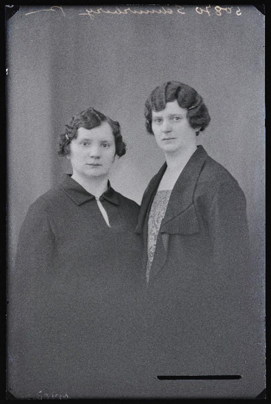 Kaks naist, (foto tellija Schnurberg).