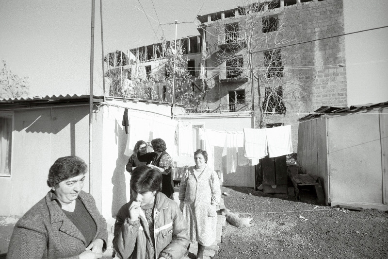 Spitak, barakid, inimesed, pesu.