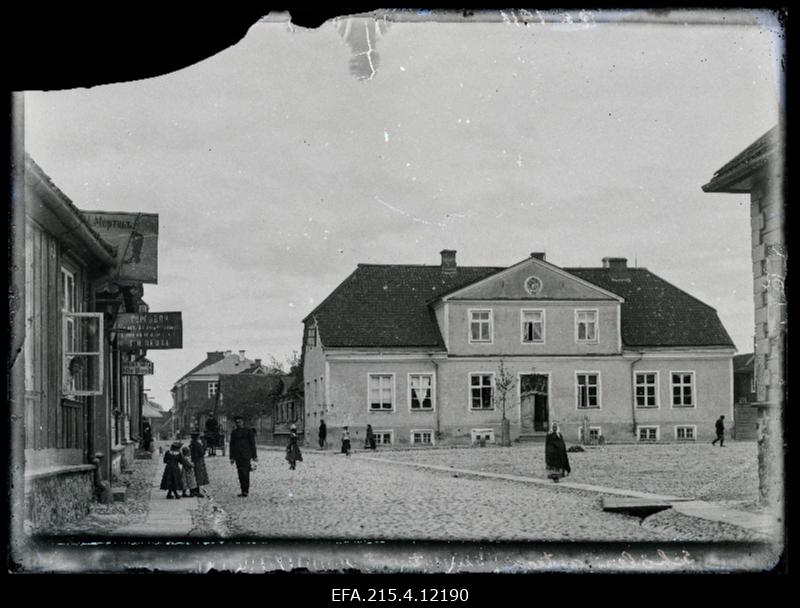 Apteeker J. Schöleri (Schoeler) elamu- ja apteegihoone Suurturu ääres.