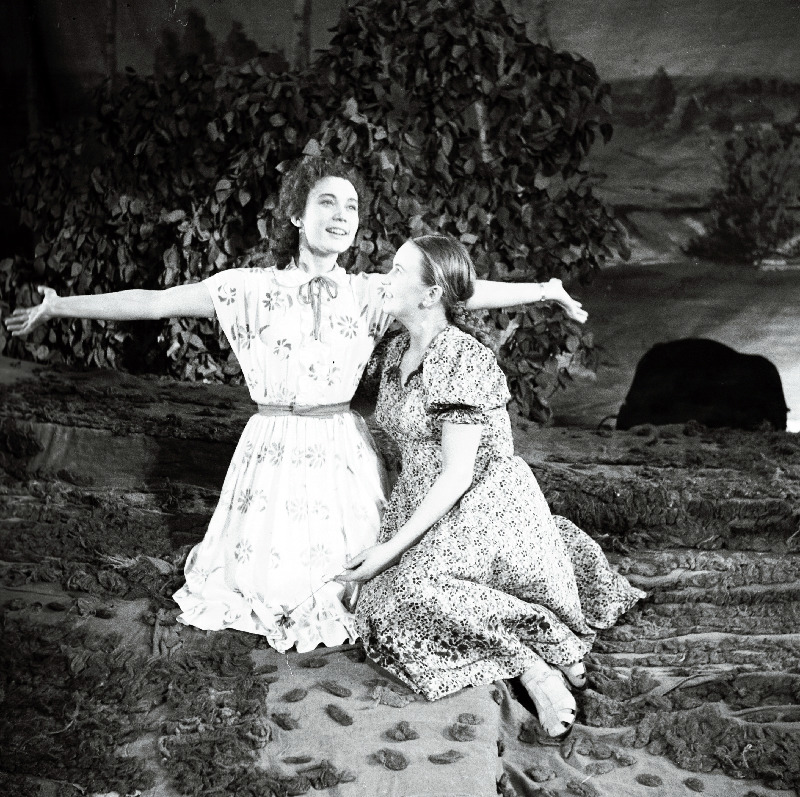 Stseen A. Simukovi komöödiast Tütarlapsed - kaunitarid. Vasakult Maša  - Linda Rummo, Olja - Leida Laius.