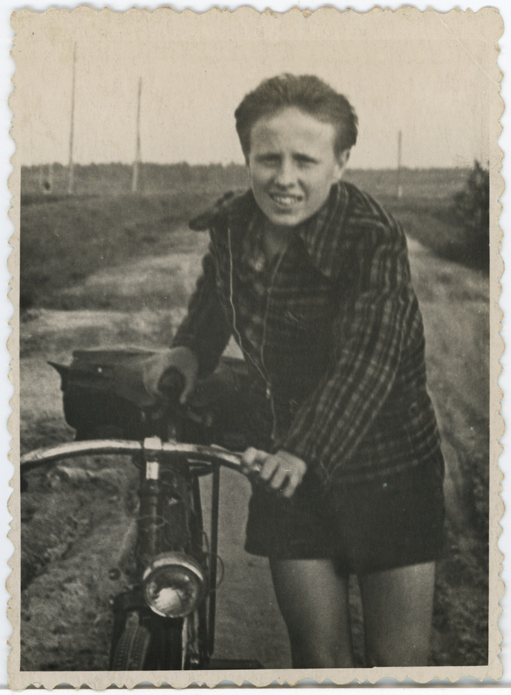 Raivo Kaljurand 16-aastaselt rattaga õues